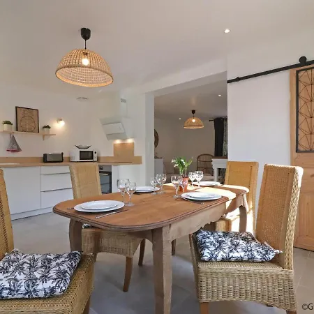 Maison De Charme Au Coeur Du Bourg Avec Jardin Et Toutes Commodites Incluses A Sap-en-auge - Fr-1-497-146 * Le Sap